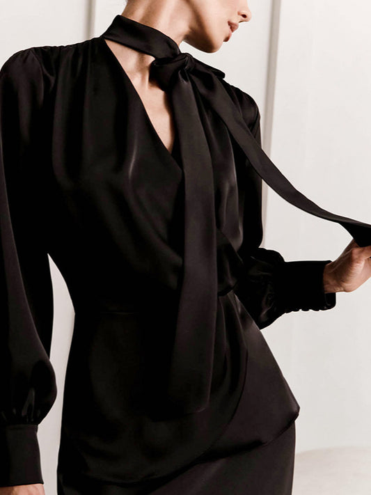 Chemisier slim à col en V et cravate