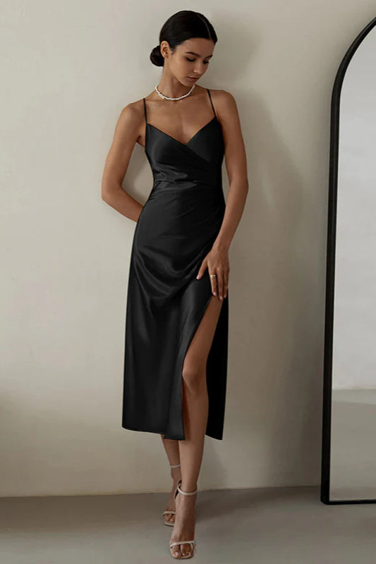 Robe longue moulante en satin à col en V et taille froncée