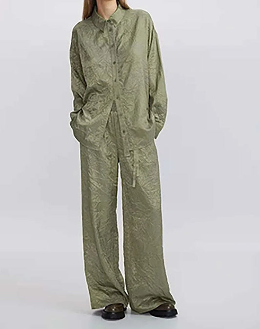 Ensemble deux pièces de bureau avec pantalon plissé vert et cordon de serrage