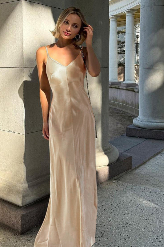 Robe longue en satin à dos nu et col en V