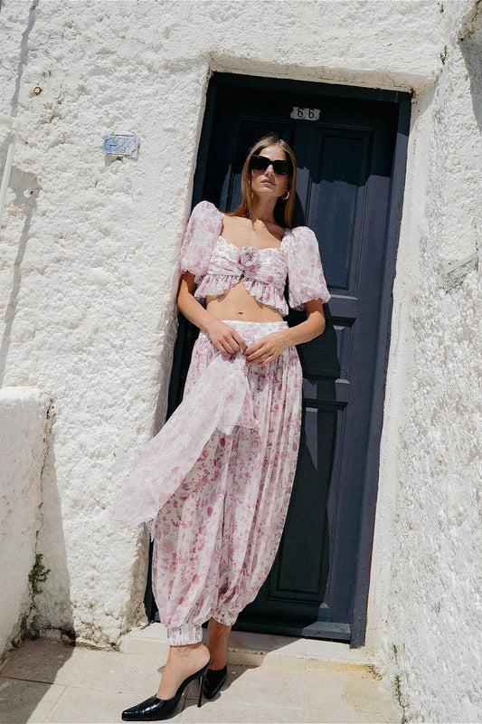 Ensemble deux pièces haut à manches bouffantes et pantalon lanterne à fleurs roses et blanches