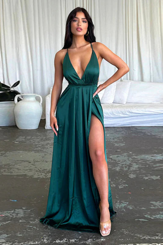 Robe de soirée fendue en satin à col en V et taille cintrée