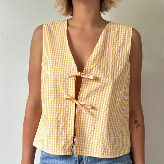 Haut court en dentelle à nouer sur le devant