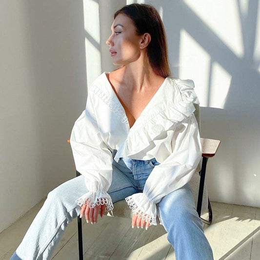 Chemisier à volants et col en V profond avec bordure en dentelle