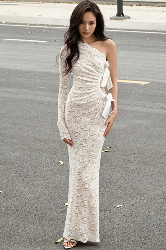 Robe longue en dentelle à manches longues et nœud papillon