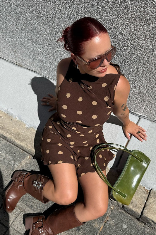 Mini-robe moulante froncée à pois