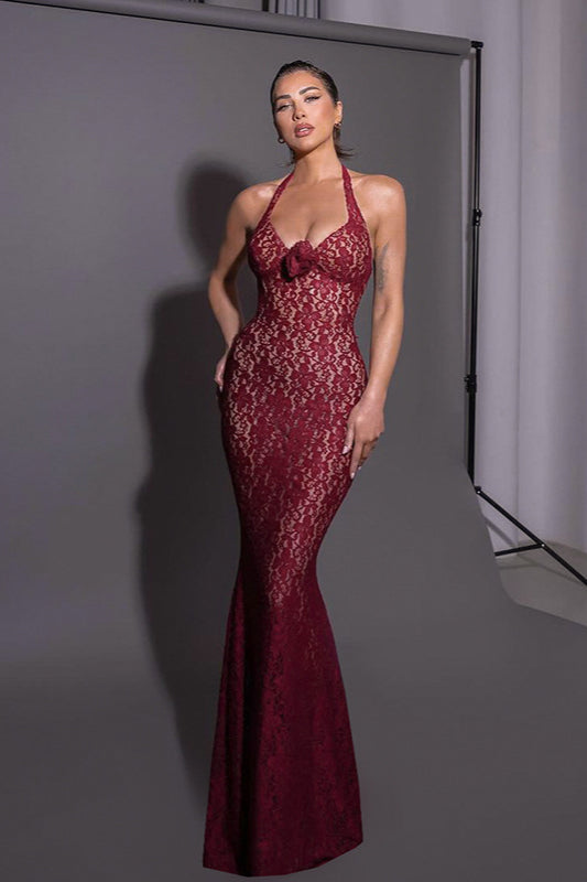 Robe longue moulante en dentelle à licou