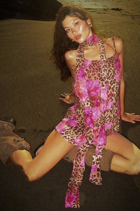 Mini-robe moulante à imprimé léopard et taille camisole