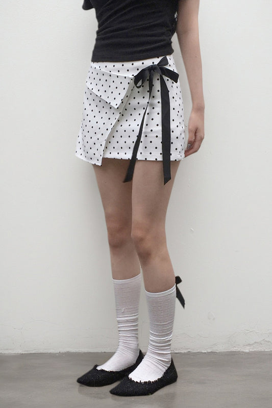 Mini-jupe moulante à pois blancs