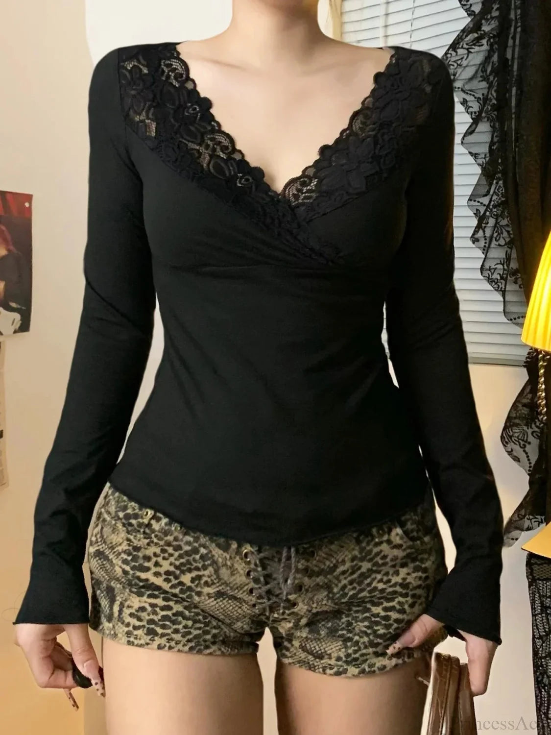 Dirty Lace V-neck Knit Top Black / S