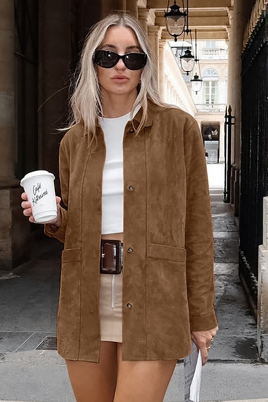 Veste en daim marron à la mode