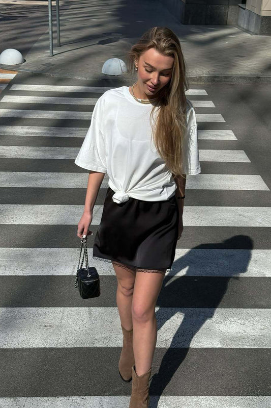 Mini-jupe en satin à taille élastique et dentelle