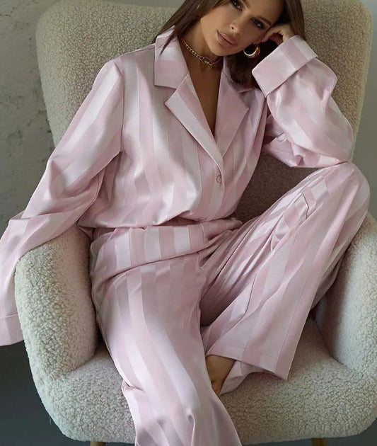 Ensemble deux pièces de bureau avec pantalon à revers et imprimé rose