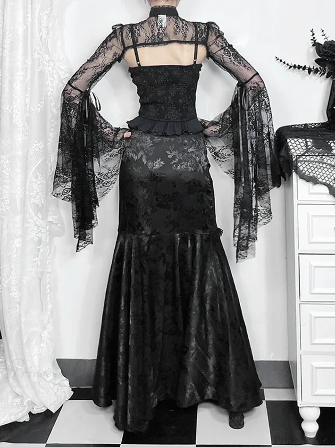 Lace Splicing Asymmetric Skirt