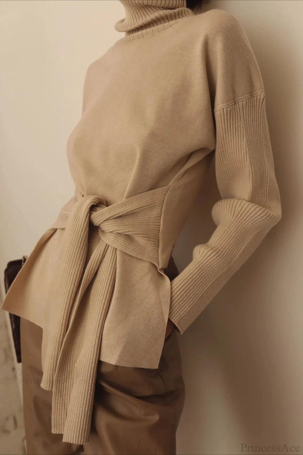Minimal Turtleneck Tie Backless Fitted Sweater